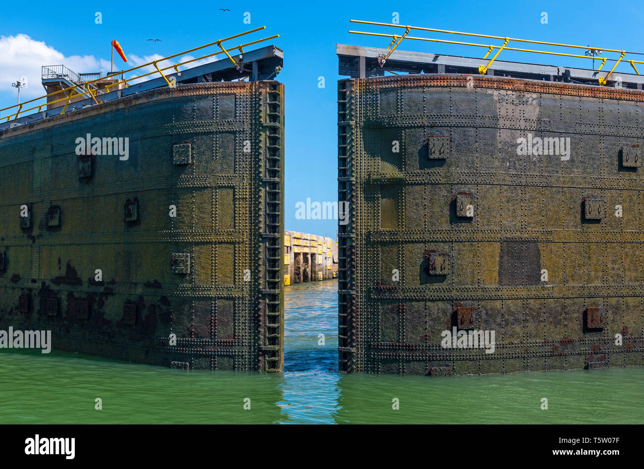 Les écluses du Canal de Panama de Miraflores porte ouvrant sur une belle journée d'été près de la ville de Panama. Banque D'Images