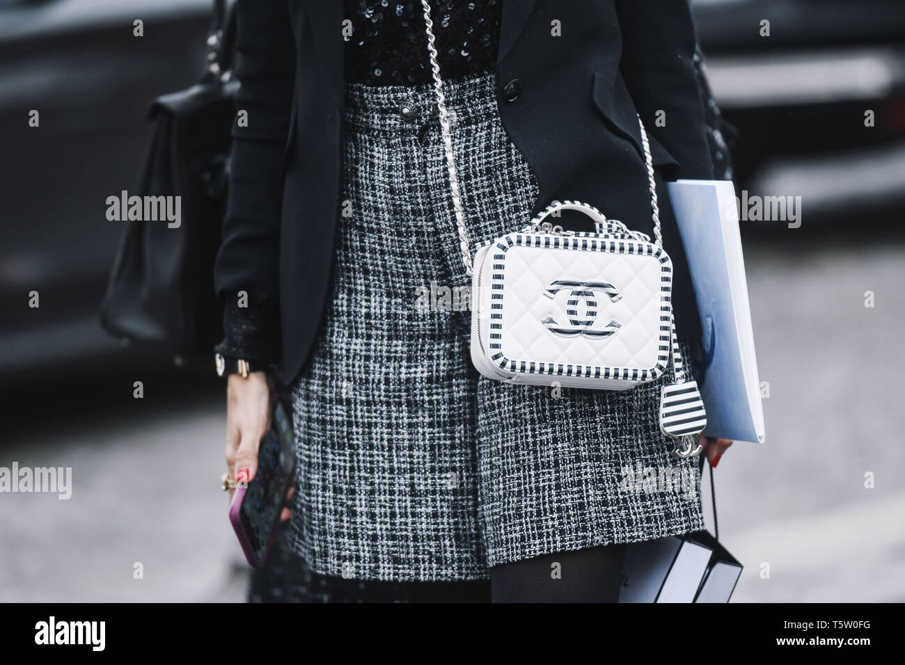 Paris, France - 05 mars 2019 : Tenue Street style - Femme portant sac à main Chanel après un défilé de mode pendant la Fashion Week de Paris - PFWFW19 Banque D'Images