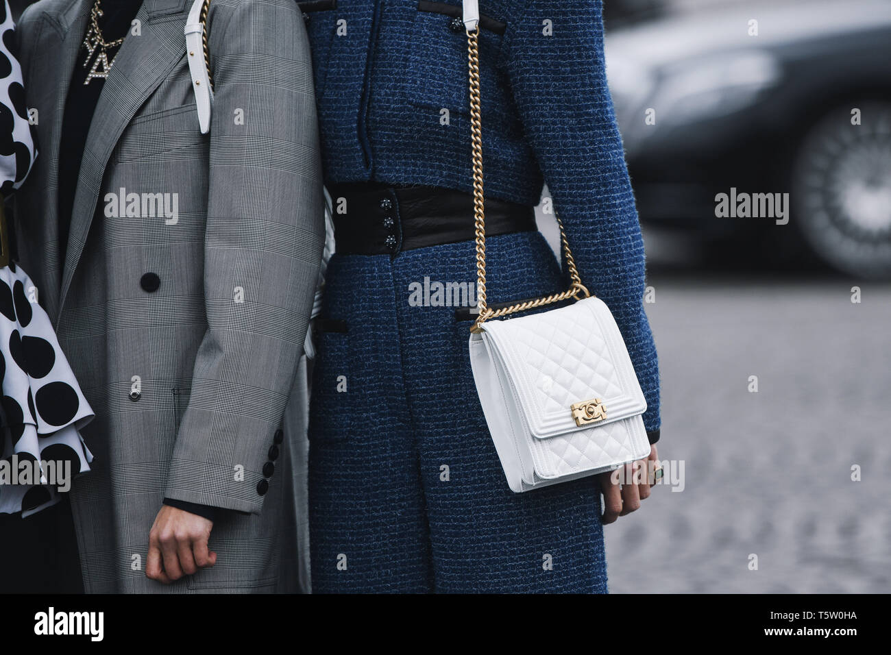 Paris, France - 05 mars 2019 : Tenue Street style - Femme portant sac à main Chanel après un défilé de mode pendant la Fashion Week de Paris - PFWFW19 Banque D'Images