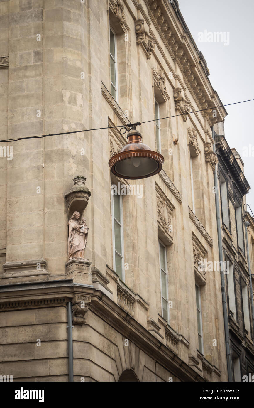 Statue de la vierge au coin d'un bâtiment dans la rues Bordelaise à Bordeaux Banque D'Images