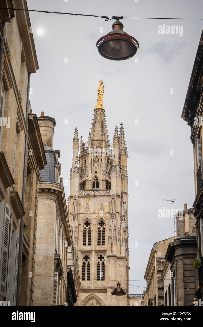 La tour Pey Berland de la vieille rue de Bordeaux Banque D'Images