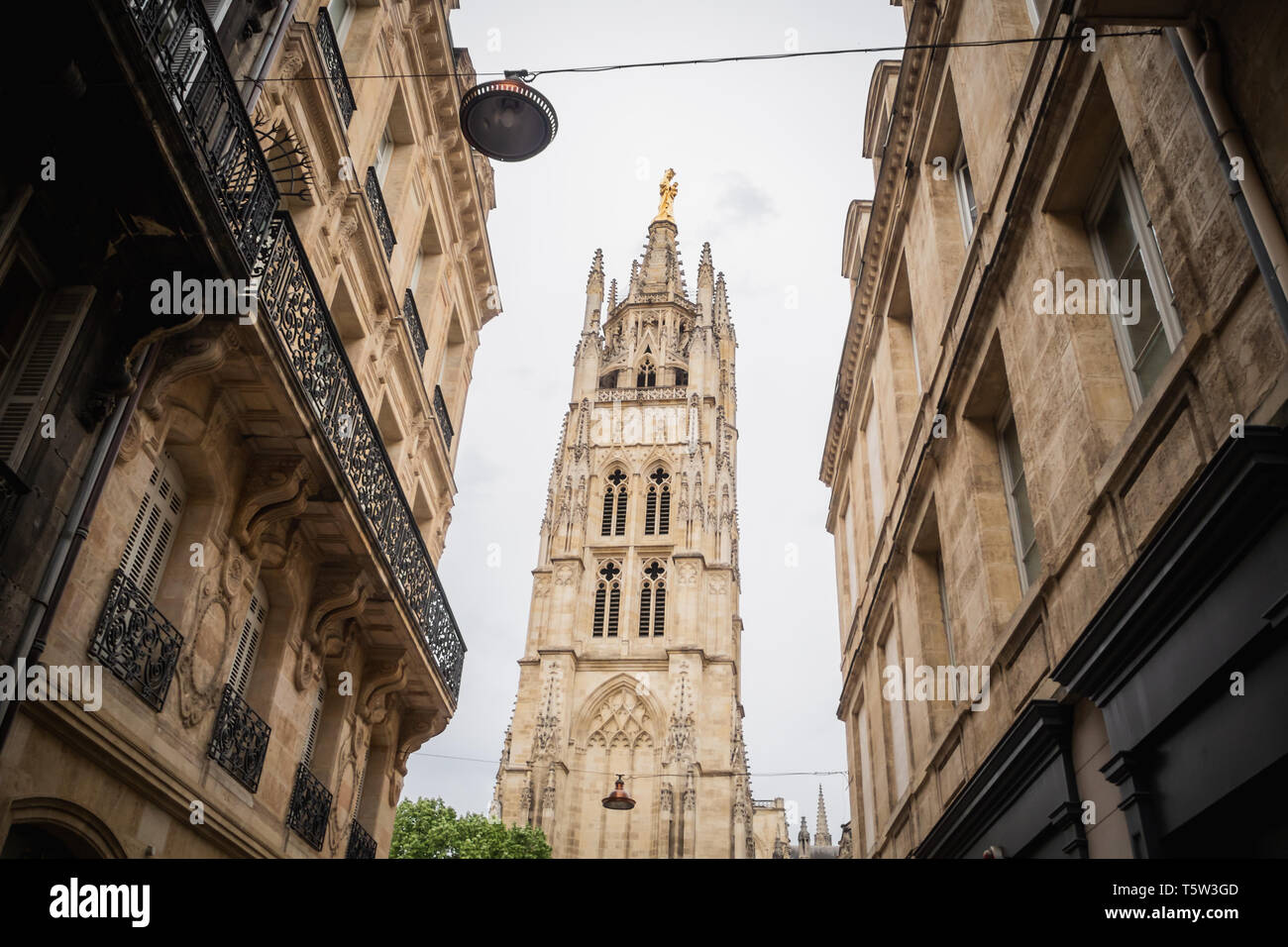 La tour Pey Berland dans les rues de la vieille ville de Bordeaux Banque D'Images