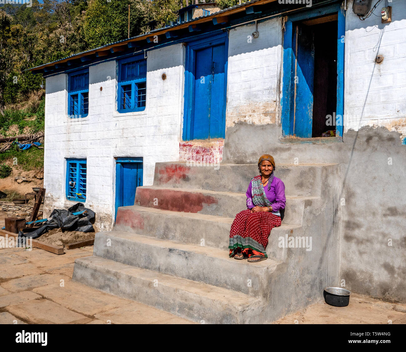 Femme assise sur les Indiens de ses étapes ferme dans Gonap haut village au pied de l'Himalaya dans la région de Binsar Uttarakhand en Inde du Nord Banque D'Images