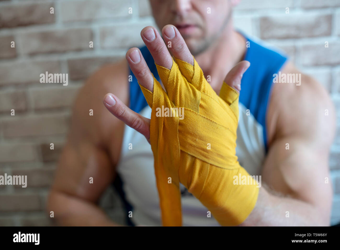 Bandages Boxer ses mains avant le combat avec bandages jaune Banque D'Images
