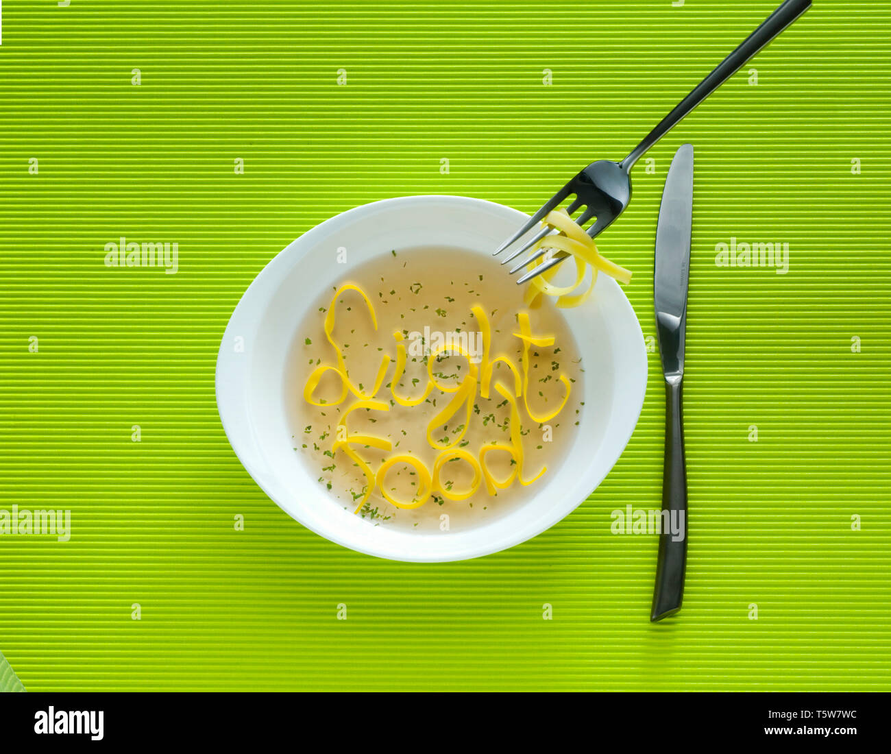 Des aliments légers. Une simple plaque de lumière et tagliatelles de bouillon. Banque D'Images