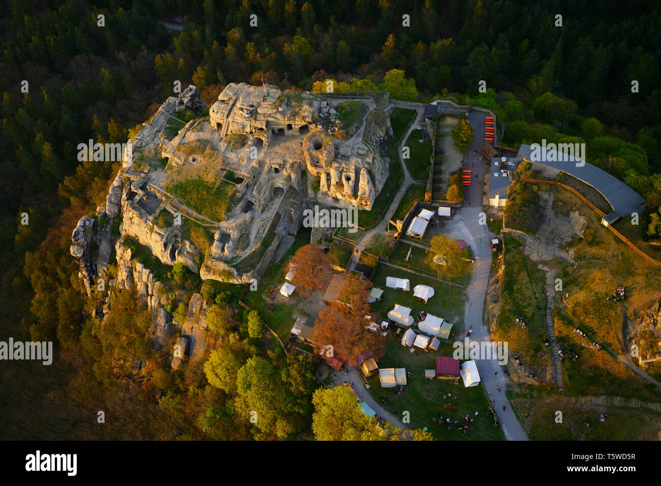 Vue aérienne du château Regenstein, un château en ruine, construit au Moyen Âge. Près de Blankenburg dans les montagnes du Harz, Saxe-Anhalt, Allemagne. Banque D'Images