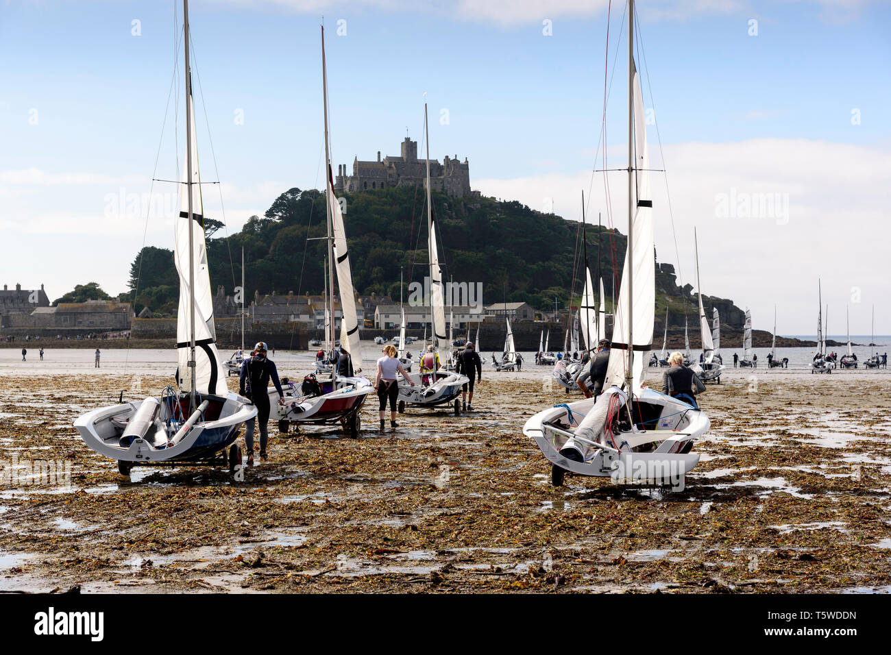 Dériveurs RS400 a été traîné à l'eau de Mount's Bay près de St Michael's Mount à Cornwall pour le début de la Noble Volvo Marine National Champio Banque D'Images