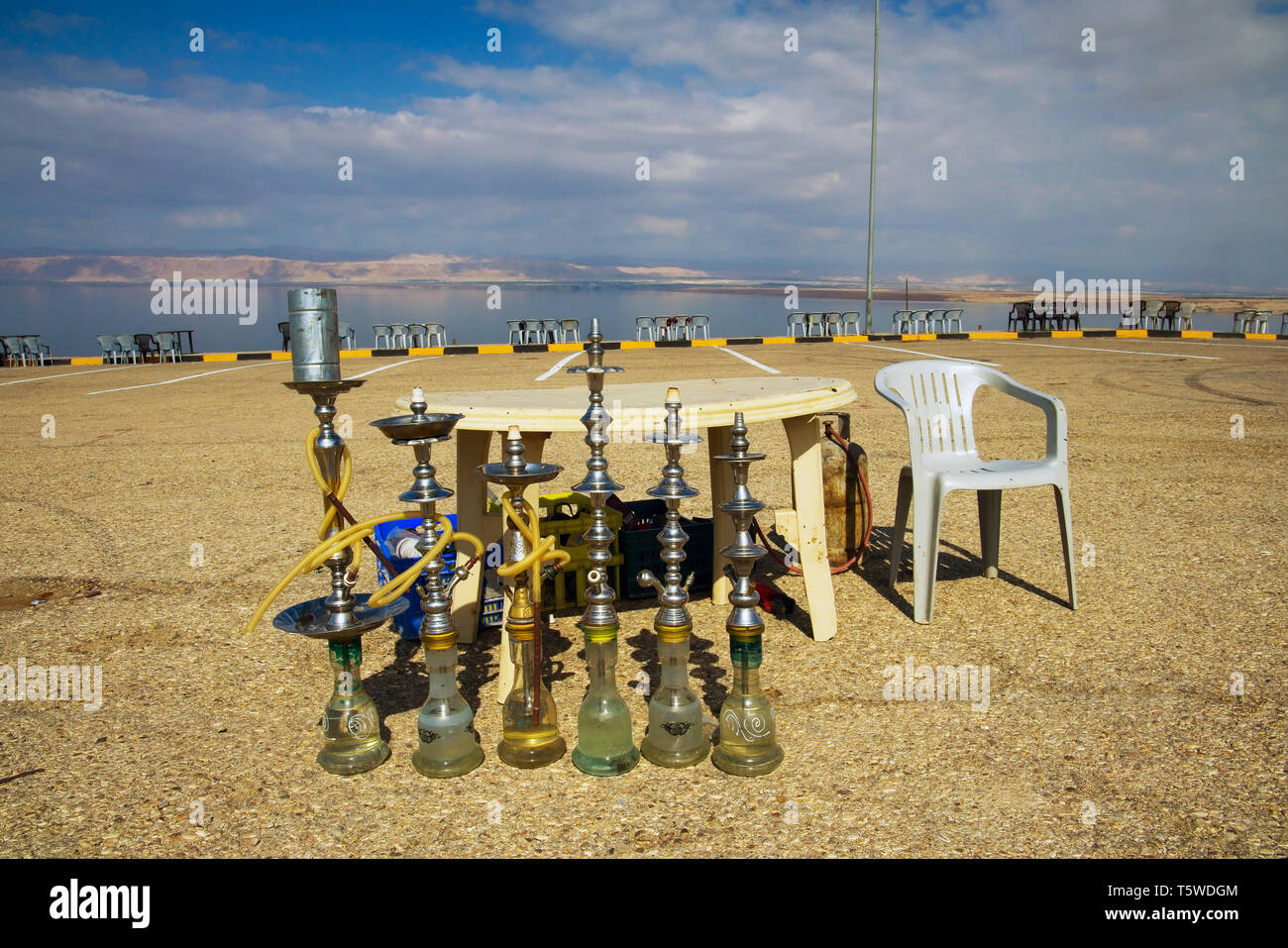 Tuyaux shisha arabe traditionnelle par le DEAT sur mer point. La Jordanie. Banque D'Images