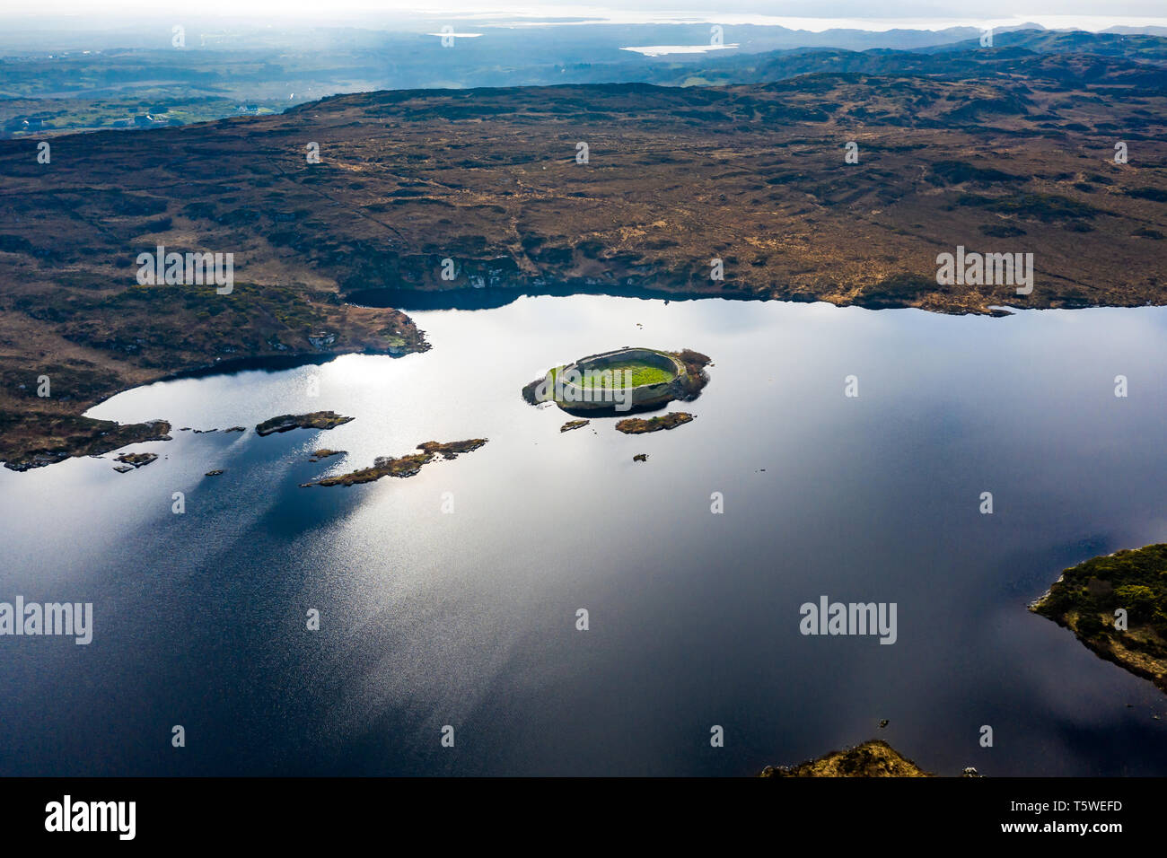 Vue aérienne de Lough Doon entre Ardara et Portnoo qui est célèbre pour le fort médiéval - comté de Donegal - Irlande. Banque D'Images