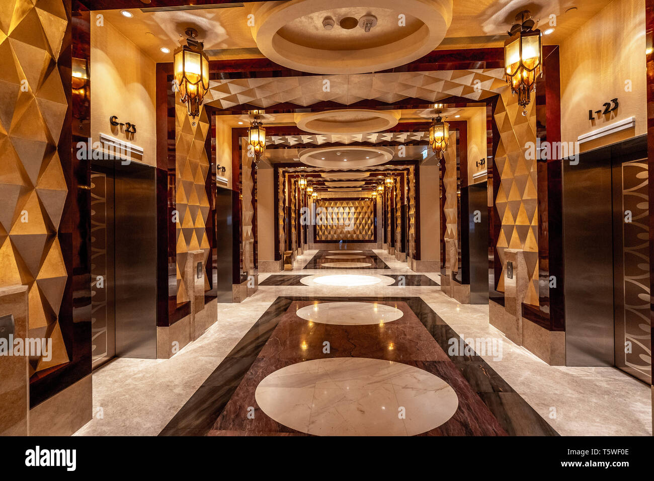 Macao, Chine - l'ascenseur du hall dans Studio City Hotel Banque D'Images