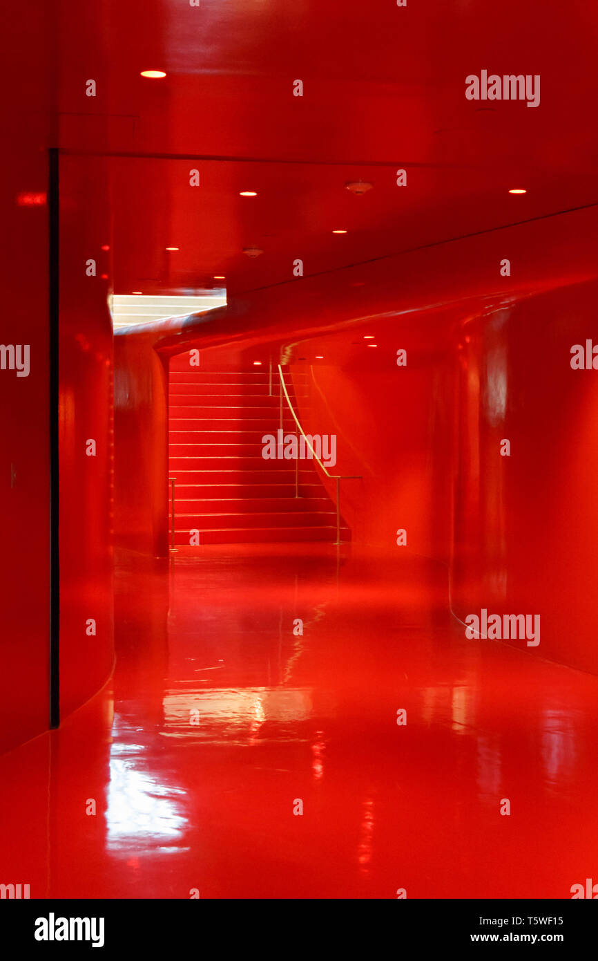 La salle rouge et la connexion de l'escalier de la bibliothèque publique de Seattle, la bibliothèque la plus belle du monde selon instagram fait par Wordery en 2018. Banque D'Images