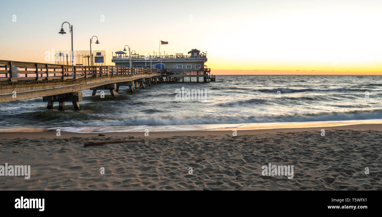 La jetée de pêche situé dans la zone de l'océan de Norfolk en Virginie, sur la baie de Chesapeake, au lever du soleil Banque D'Images
