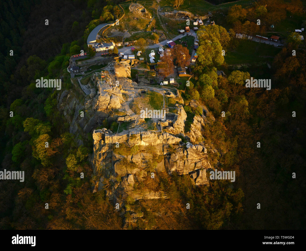 Château Regenstein ensoleillée magnifique dans les montagnes du Harz, vue aérienne. Château médiéval en ruines près de Blankenburg, Saxe-Anhalt, Allemagne. Banque D'Images