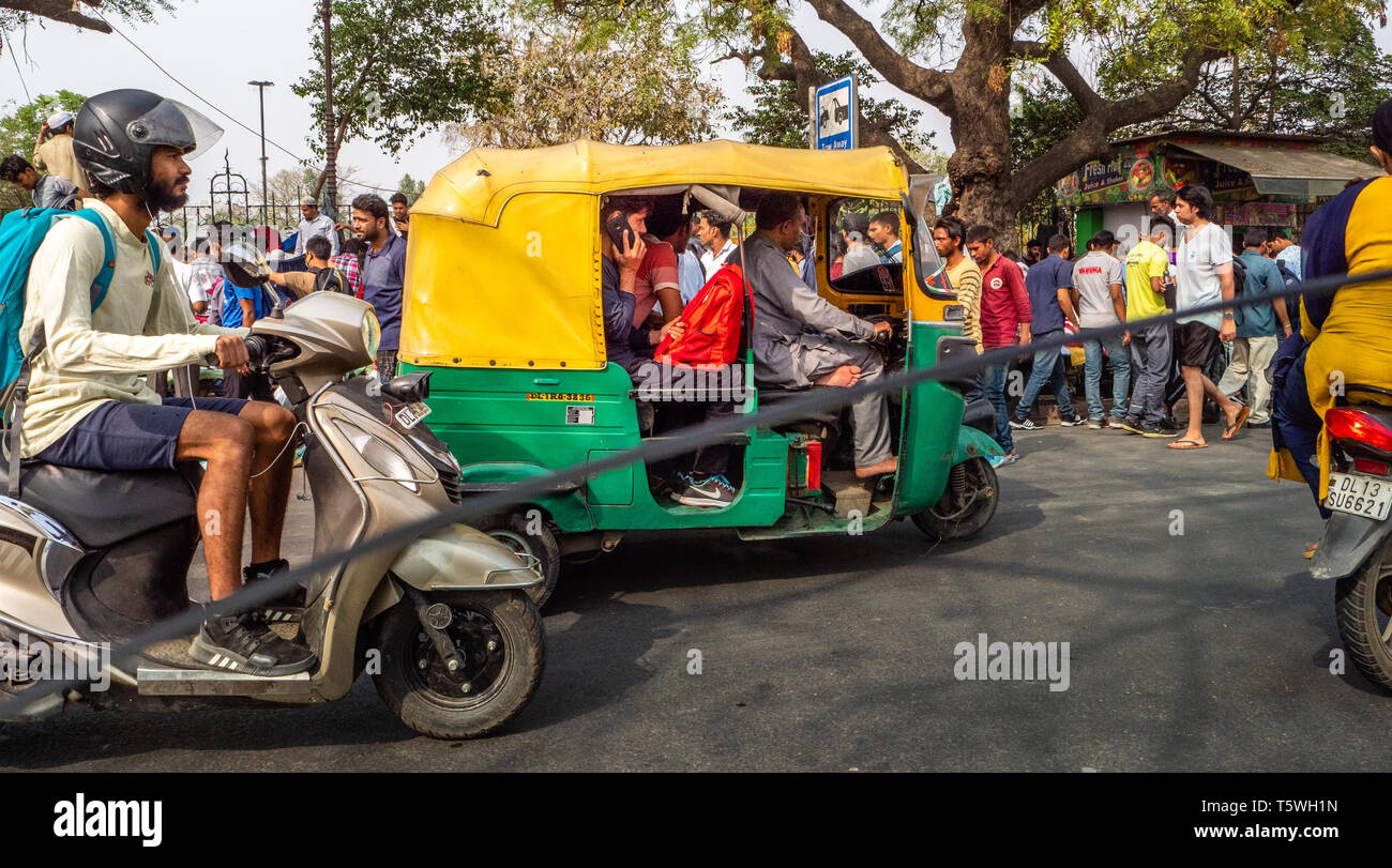 La conduite dans Delhi - trafic lourd est la norme avec les tuk-tuks, voitures, motos, camions et piétons en compétition pour l'espace - tiré de la fenêtre d'une voiture Banque D'Images