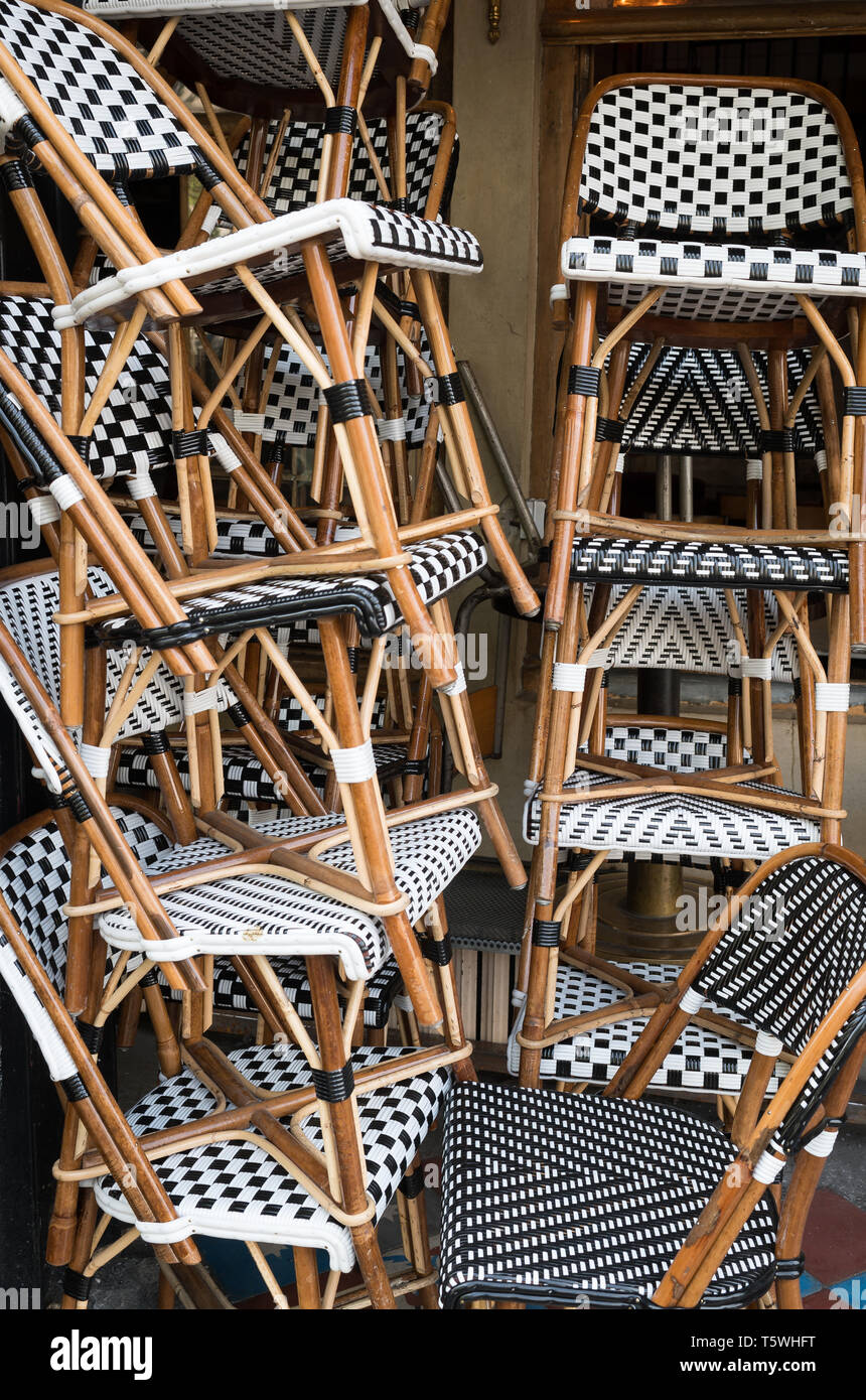 Chaises empilées cafe, Paris, France Banque D'Images