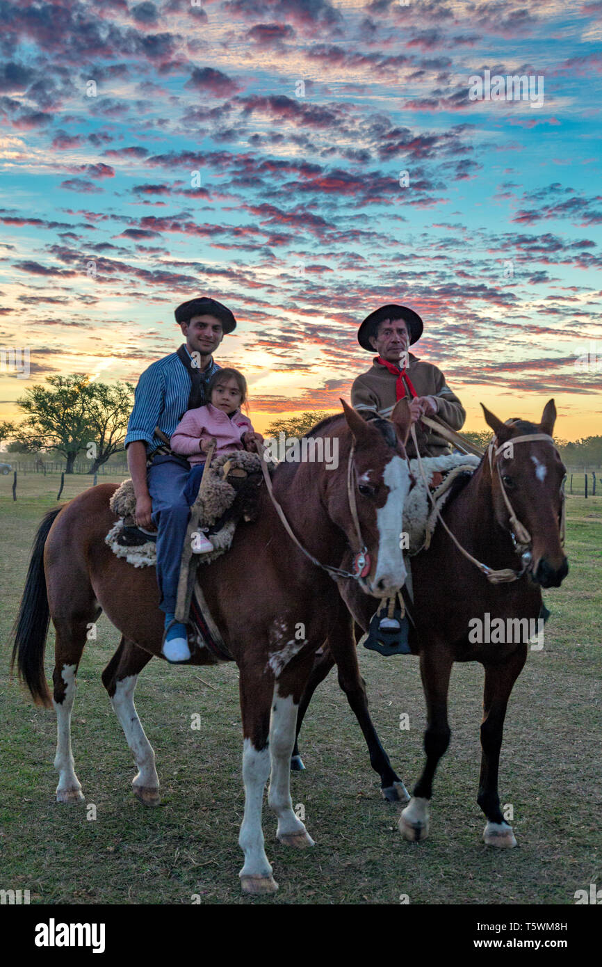 "Moderne" gauchos à cheval au cours d'un festival à San Antonio de Areco..Buenos Aires, Argentine Banque D'Images