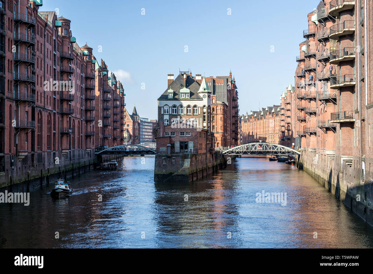 Speicherstadt à Hambourg, Allemagne. C'est le plus grand quartier d'entrepôts dans le monde où les bâtiments se tenir sur les fondations sur pieux de bois. Banque D'Images