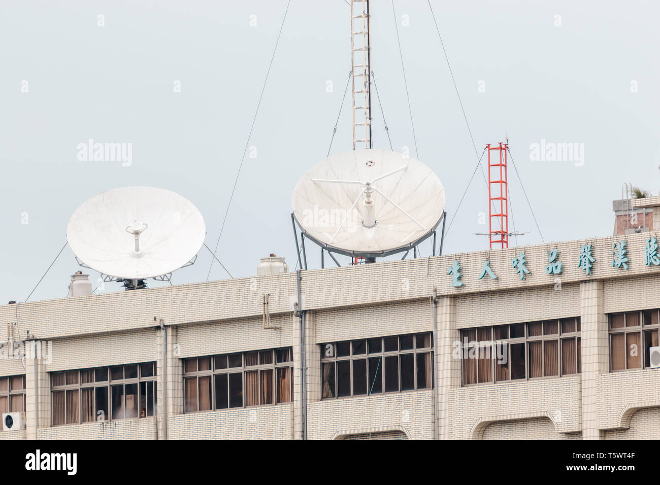 Grande antenne satellite installée sur le haut de télévision vacances pour récupérer le signal du canal de télévision par câble Banque D'Images