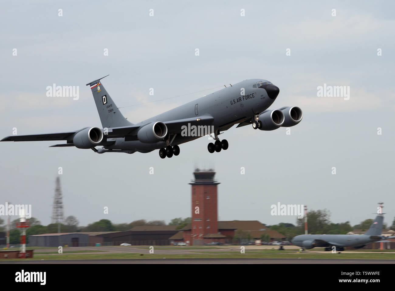 L'US Air Force un KC-135 Stratotanker à partir de la 100e Escadre de ravitaillement en vol décolle à RAF Mildenhall, Angleterre, le 24 avril 2019. Au cours de l'exercice de la qualité de Mission 19-01, 100ème ARW préparé 32 sur 32 Stratotankers à temps, et déchargés au cours de 762 000 livres de carburant à plus de 90 destinataires. (U.S. Photo de l'Armée de l'air par la Haute Airman Benjamin Cooper) Banque D'Images