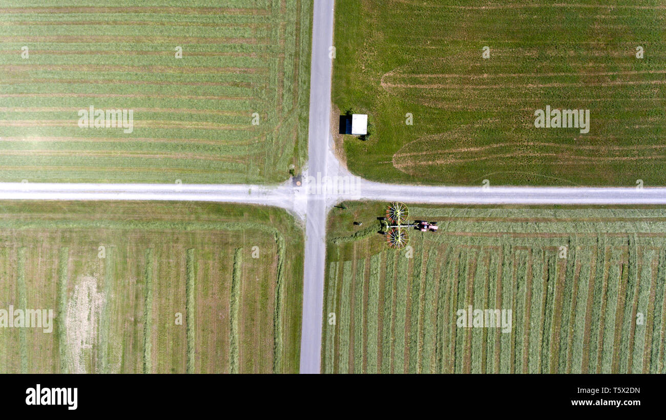 Traversée de la route de vue de drones Banque D'Images