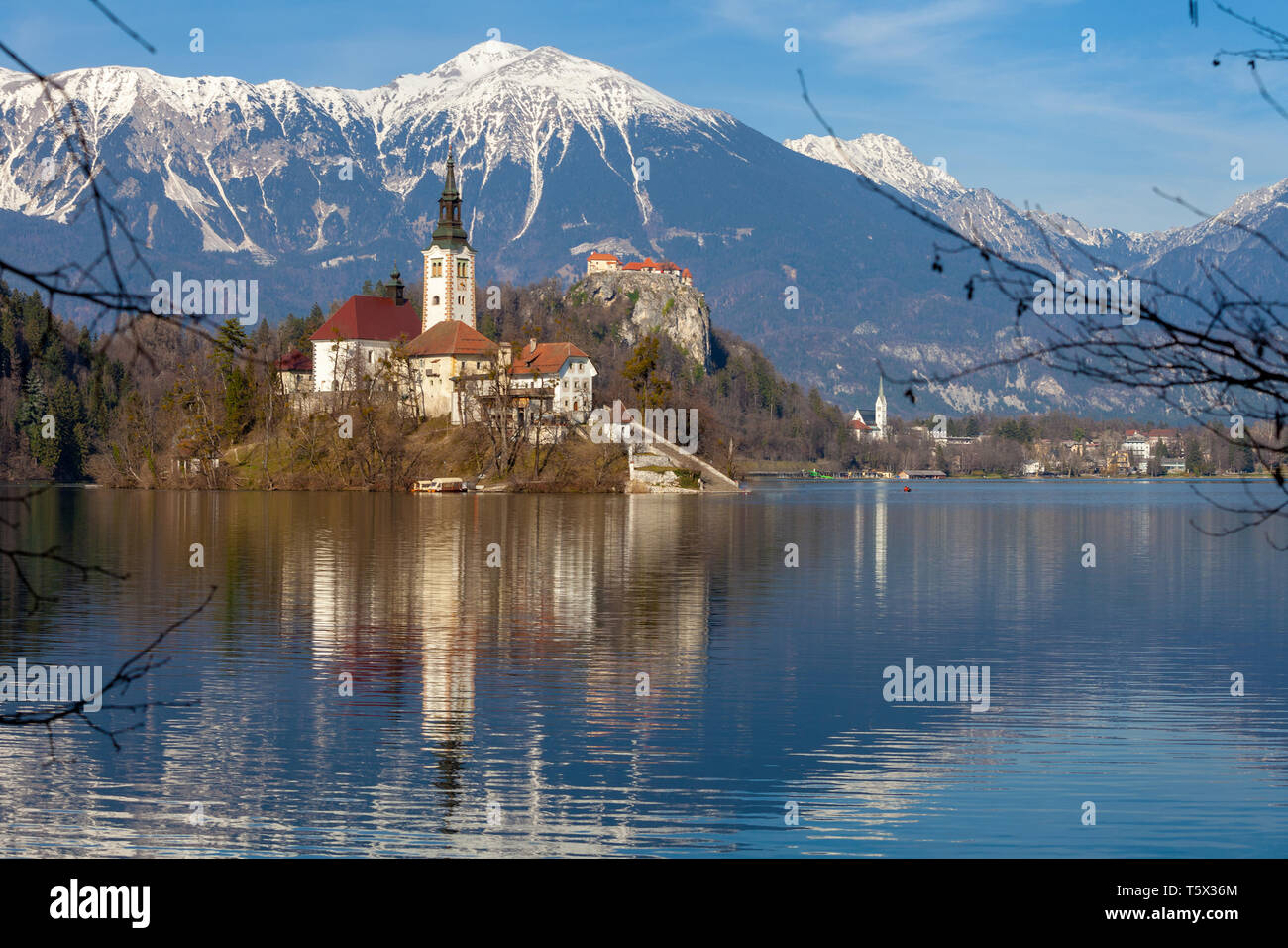 Le lac de Bled contre snowy mountain peaks au début du printemps. La Slovénie, Europe Banque D'Images