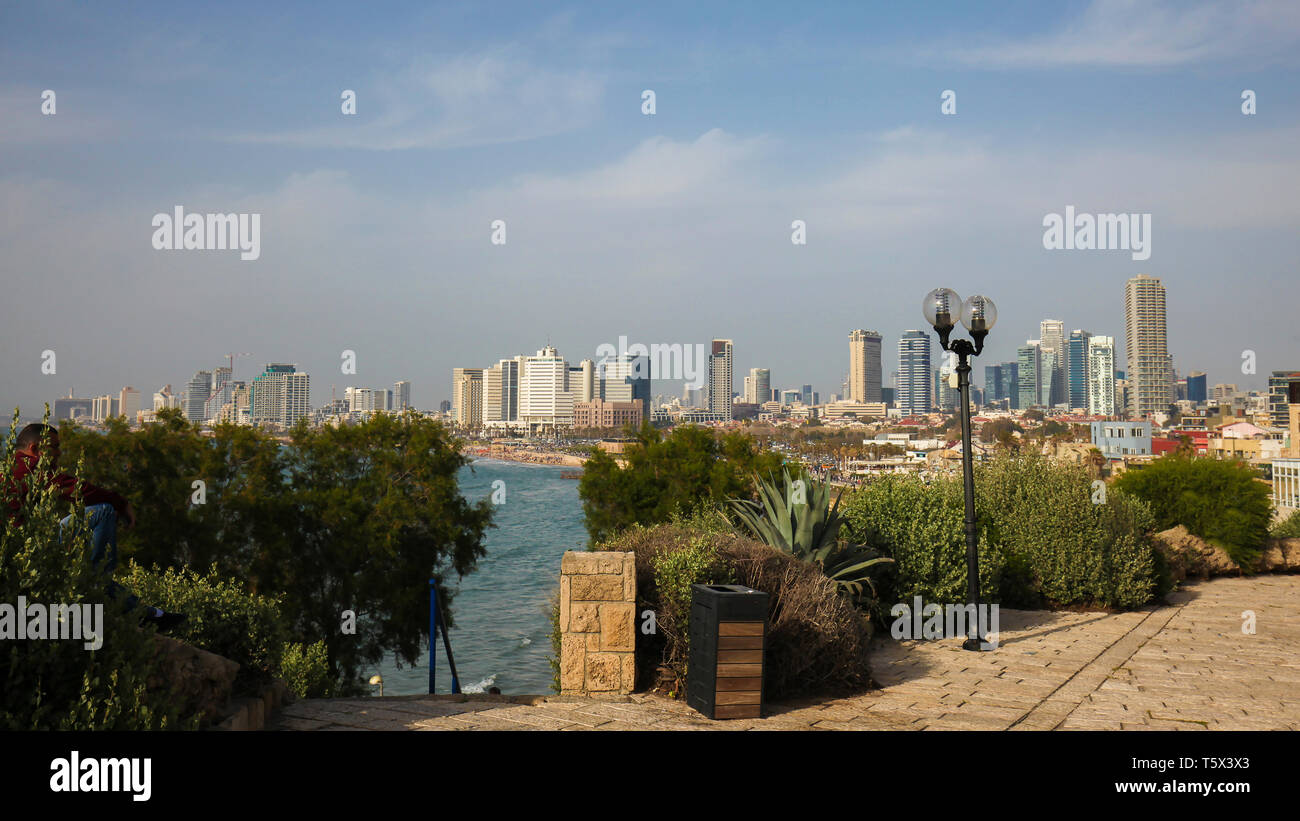 Vue sur les toits de Tel Aviv, Israël, par la côte méditerranéenne comme vu de Jaffa Banque D'Images