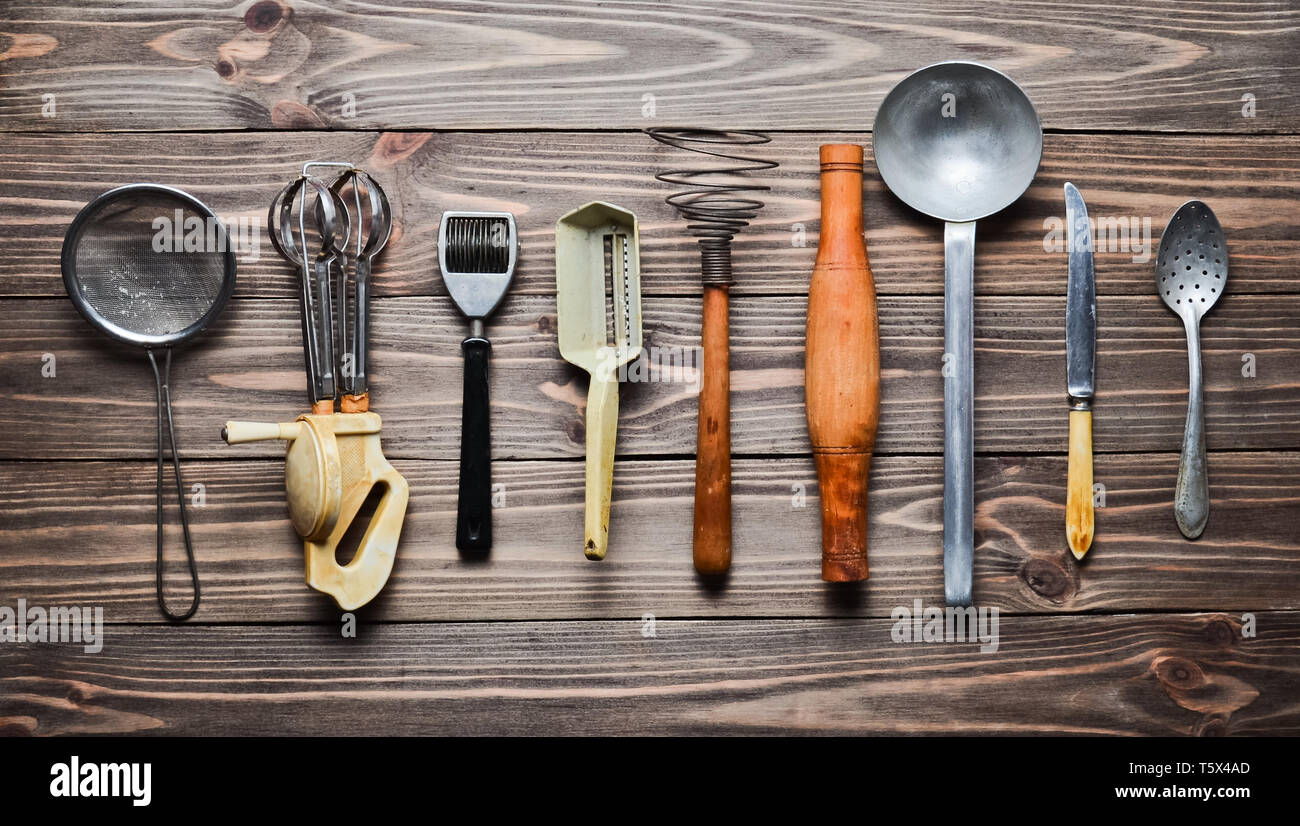 Un ensemble d'outils et d'ustensiles de cuisine anciens sur une table en  bois. Cuisine Vintage dans la cuisine. Vue d'en haut Photo Stock - Alamy