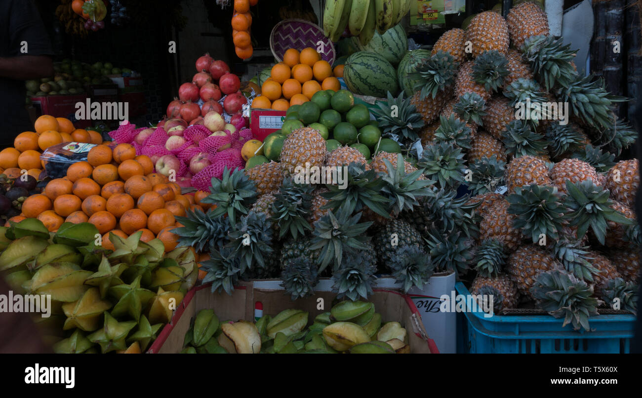 Les couleurs de l'image des fruits et légumes sur shop, wc séparés. Marissa. Le Sri Lanka. Banque D'Images