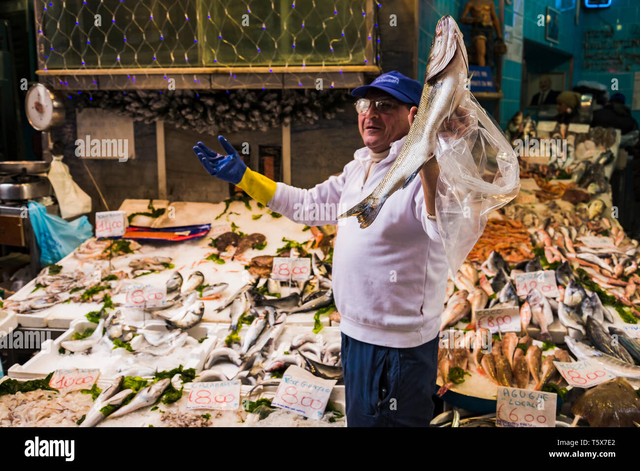 NAPLES, ITALIE - 14 DÉCEMBRE : vendeur de poisson montrent un poisson dans un marché le 14 décembre 2014 à Naples, Italie Banque D'Images