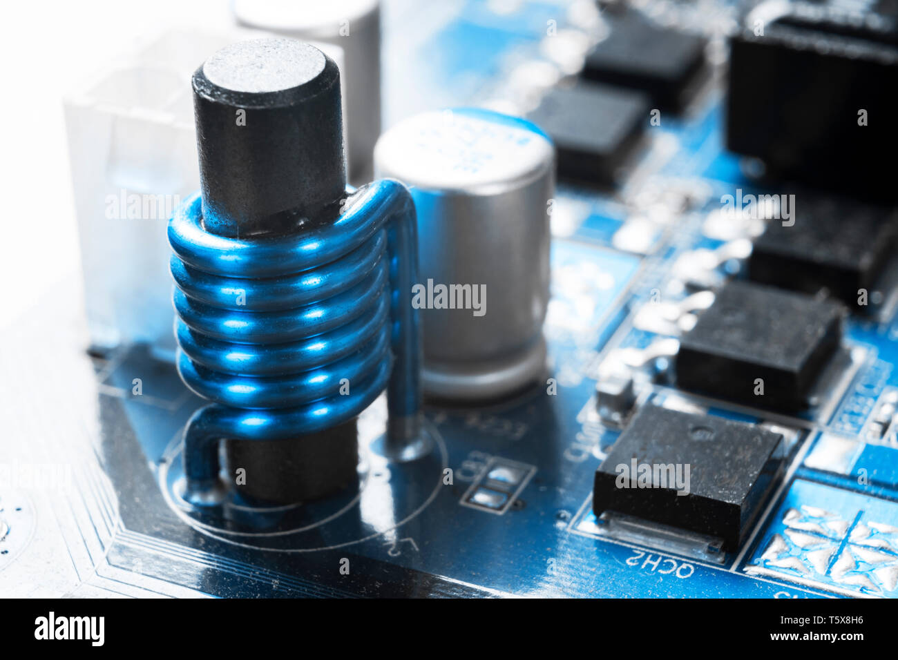 Plan Macro sur circuit imprimé avec des résistances les puces et les composants électroniques. La technologie matérielle de l'ordinateur. Processeur de communication intégrée. Inf Banque D'Images