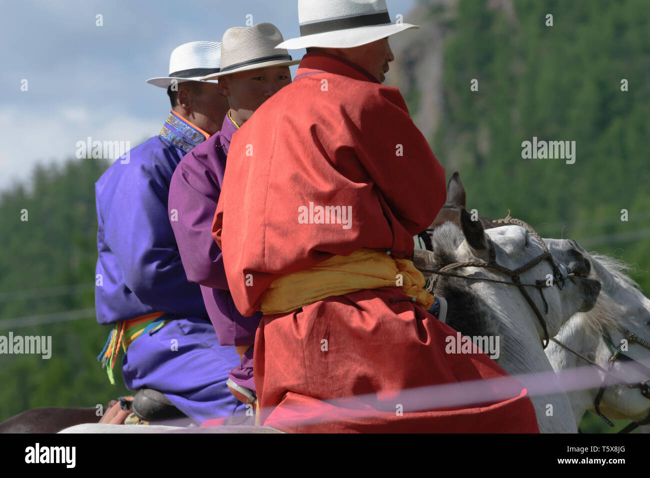 Festival Naadam à Khatgal, la Mongolie. Les jeunes horseriders dans leurs vêtements colorés Banque D'Images
