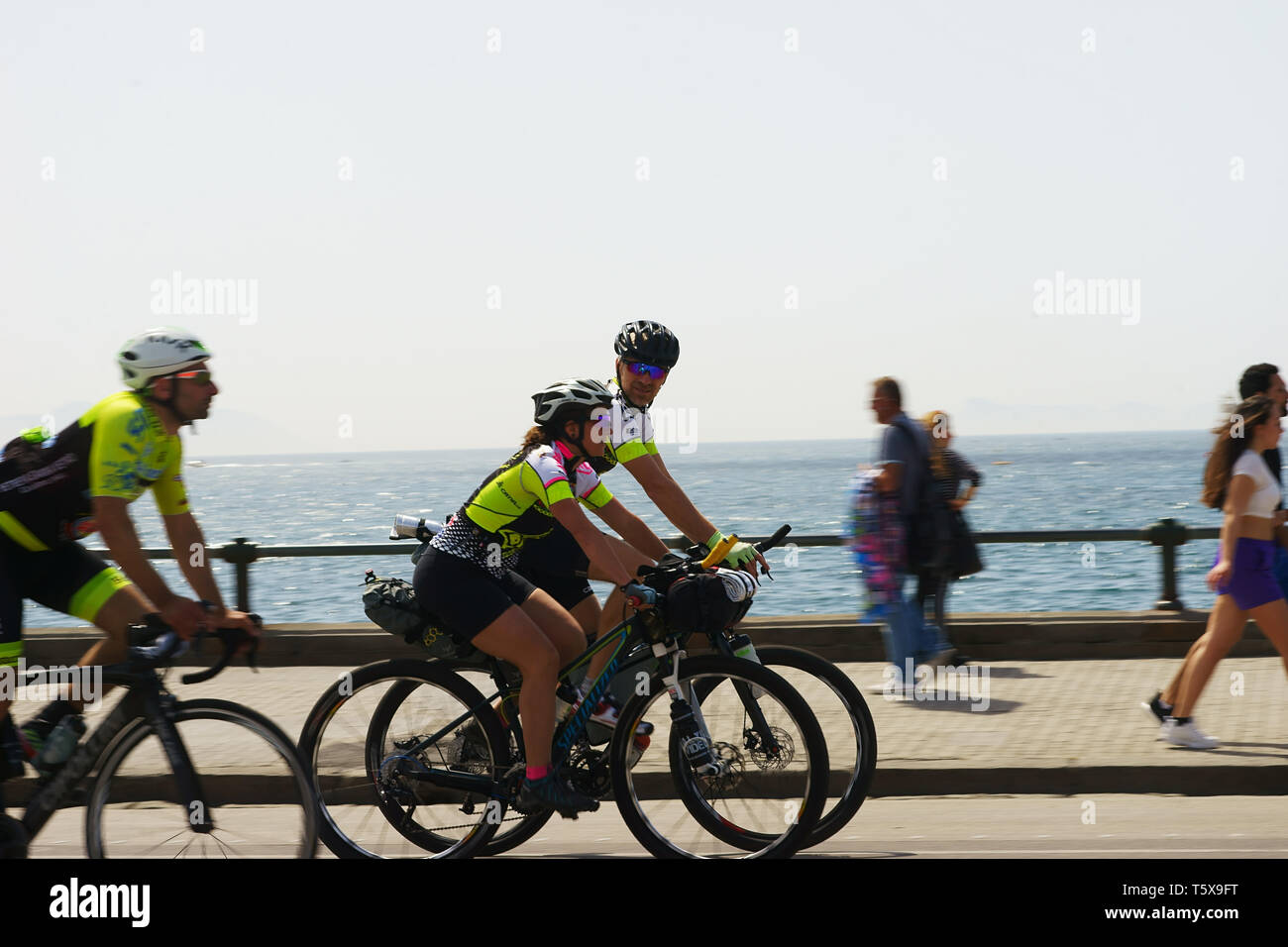 Les motards dans la via Caracciolo, Naples, Italie Banque D'Images