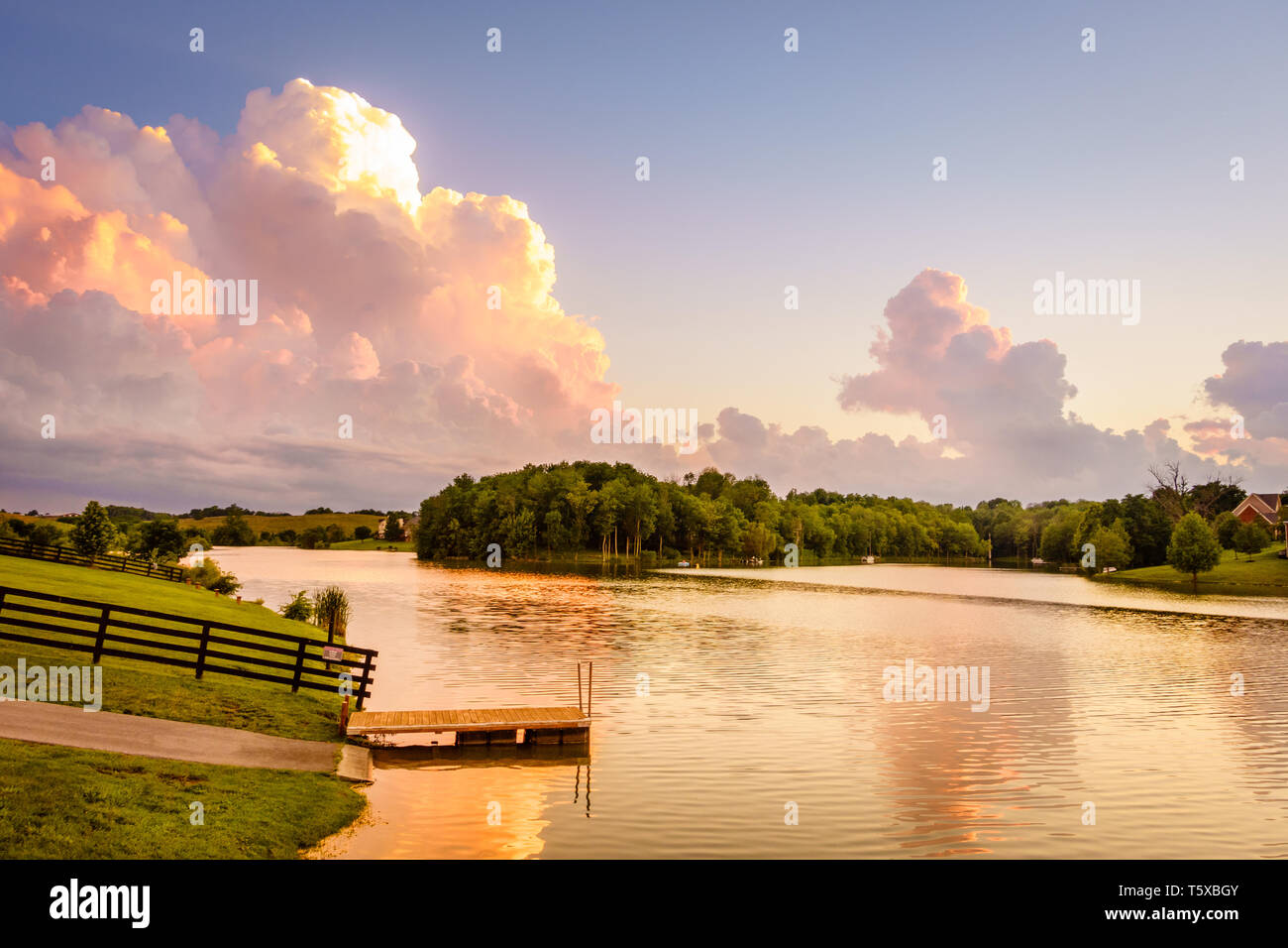Le pittoresque lac dans la région de pâturin du Kentucky au coucher du soleil Banque D'Images
