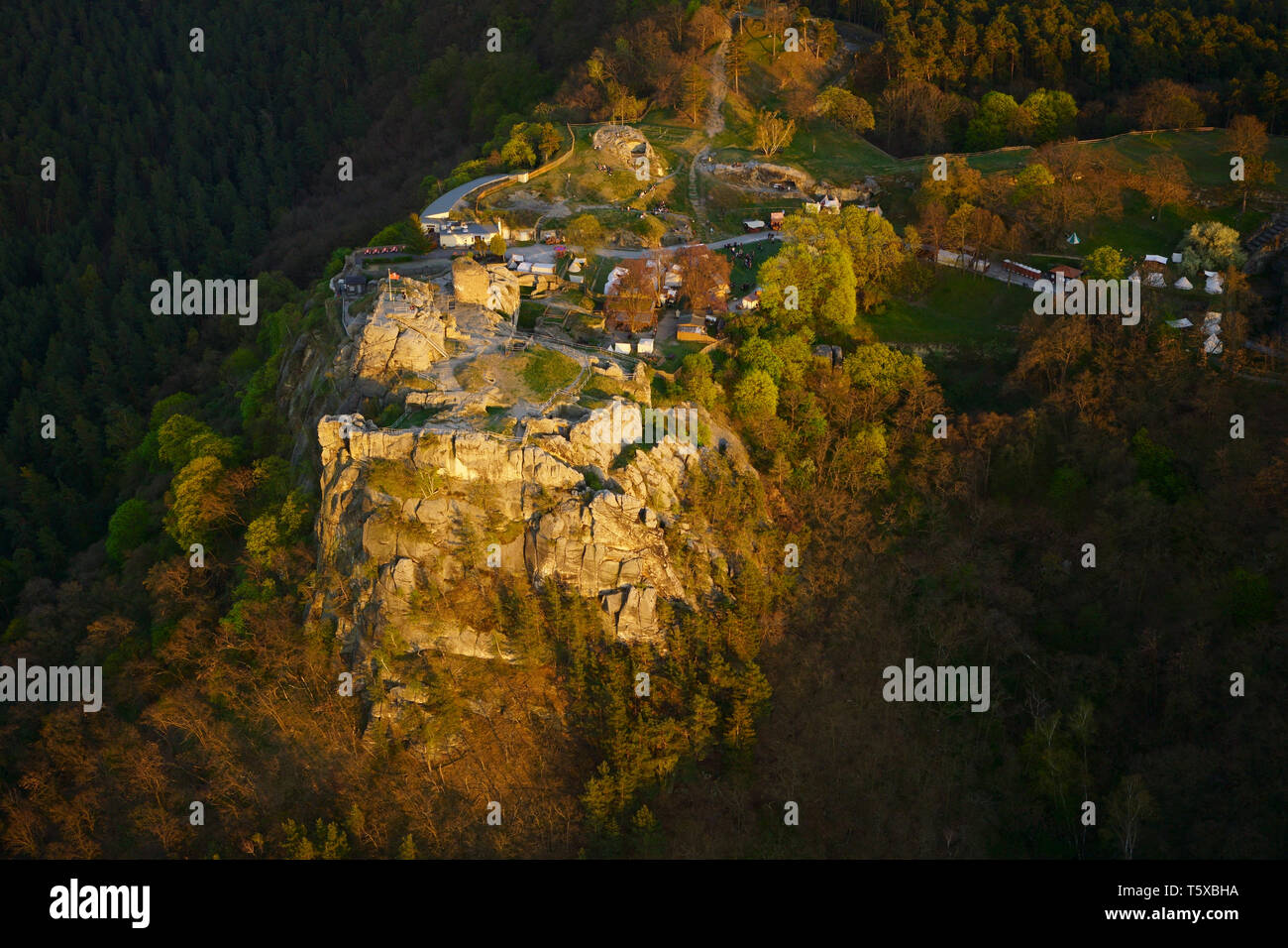Soleil magnifique Château Regenstein médiévale dans les montagnes du Harz, vue aérienne. Château en ruine près de Blankenburg, Saxe-Anhalt, Allemagne. Banque D'Images