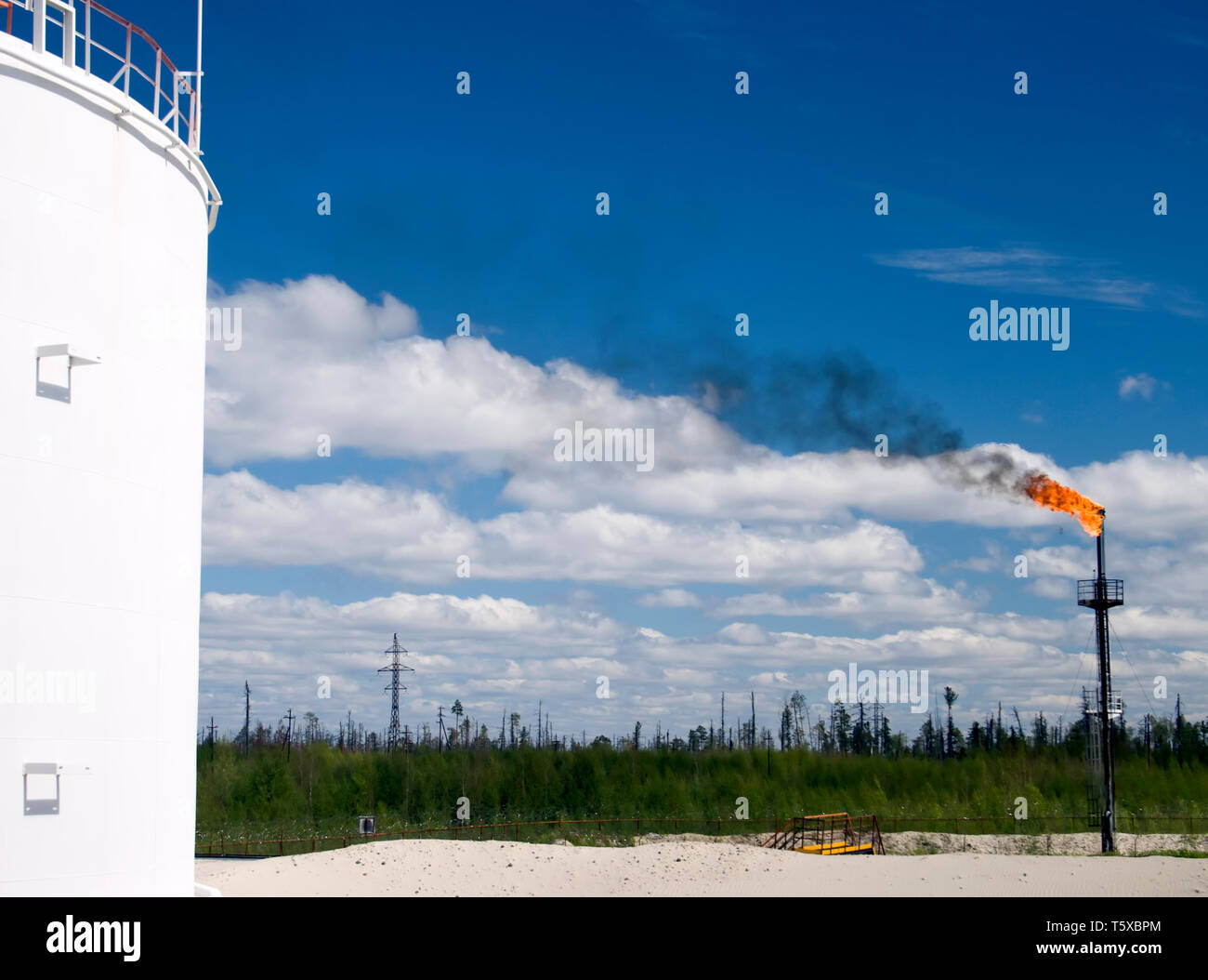 Industrie du pétrole et du gaz. De travail sur un champ de pétrole.. Réservoir d'huile sur une usine pétrochimique. Gaz de combustion Banque D'Images