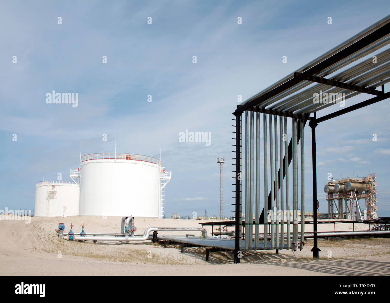 Réservoir d'huile. L'usine de raffinerie de pétrole et de gaz. Scène industrielle raffinerie. Gas station Banque D'Images