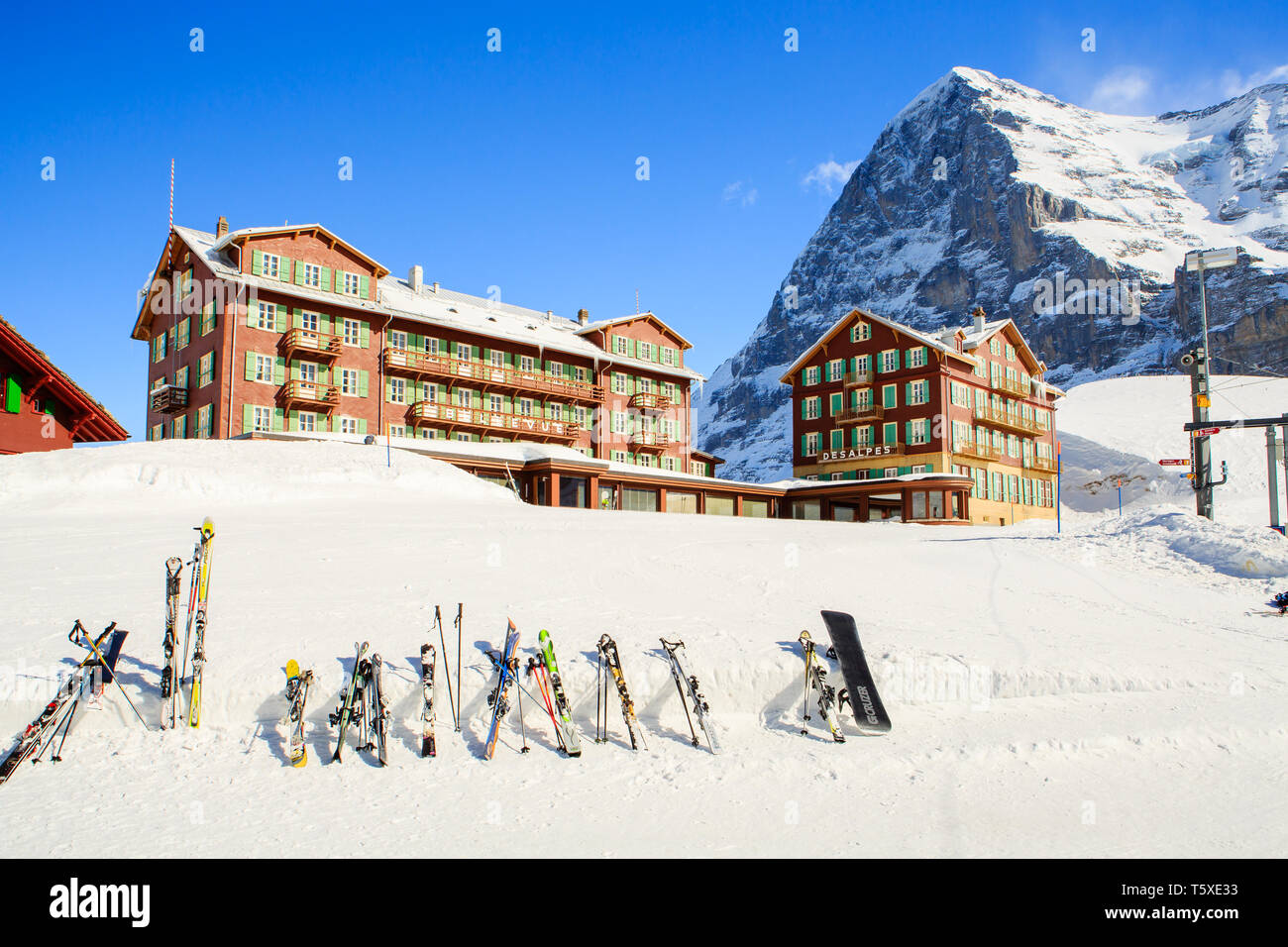 Skis et planches à neige à l'extérieur de l'hôtel à nord de l'Eiger. Kleine Scheidegg, Oberland Bernois, Suisse (Suisse) Banque D'Images