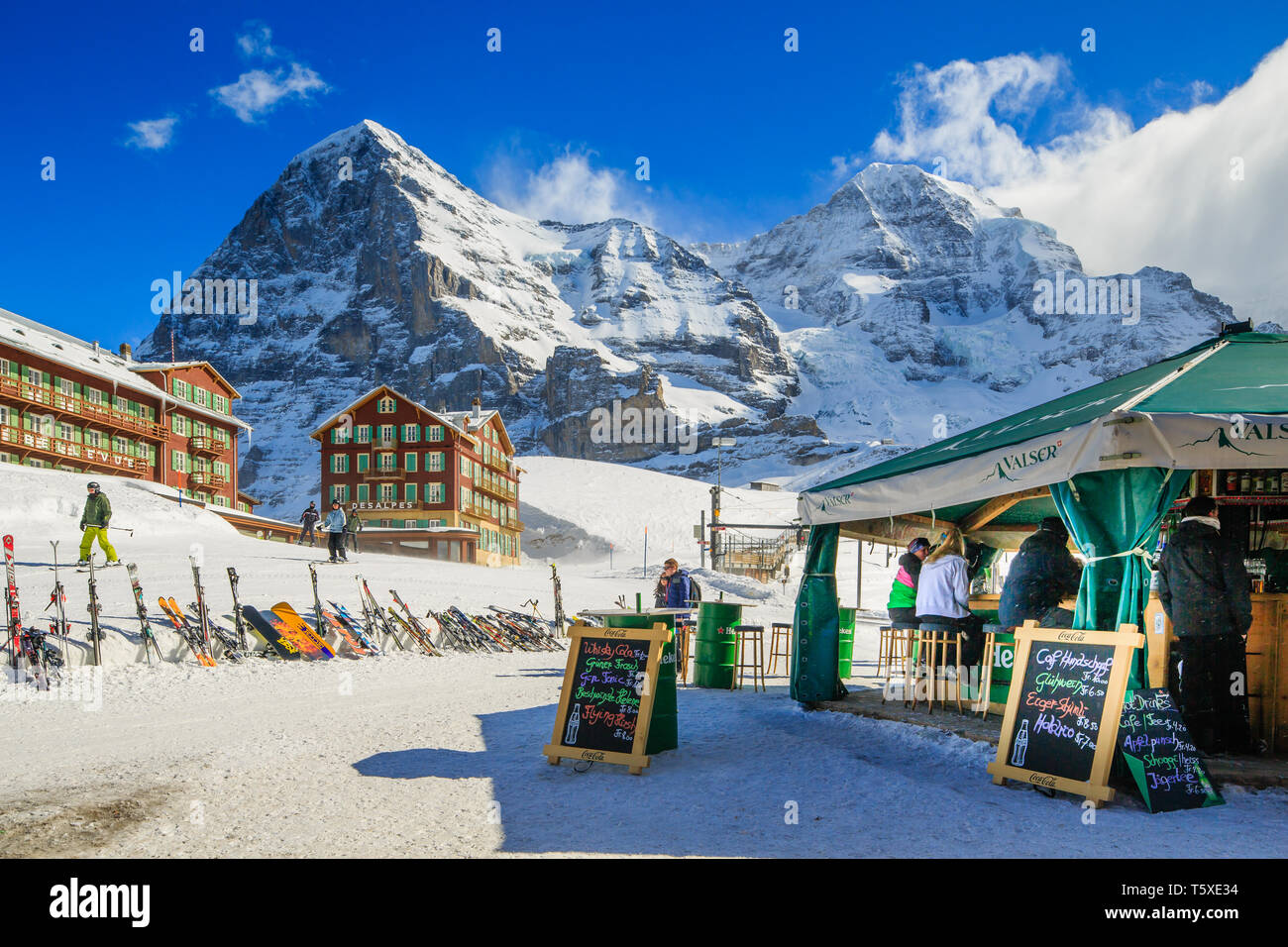 Ski bar avec l'hôtel et face nord de l'Eiger montagne derrière en hiver. Kleine Scheidegg, Oberland Bernois, Suisse (Suisse) Banque D'Images