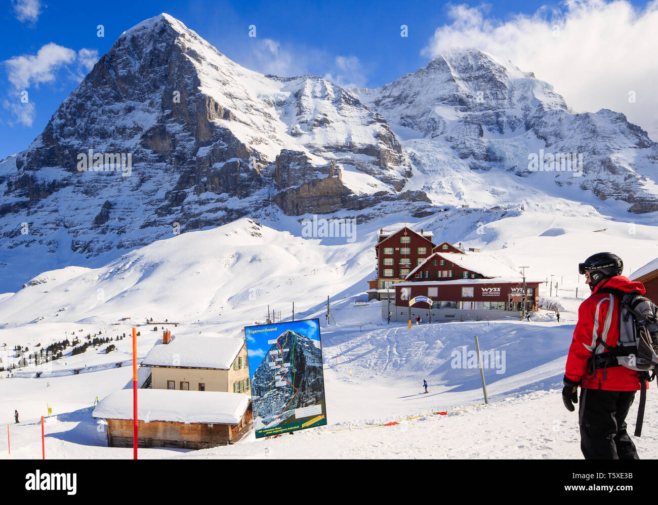À la recherche de skieurs à signer avec face nord de l'Eiger derrière. Kleine Scheidegg, Oberland Bernois, Suisse (Suisse) Banque D'Images