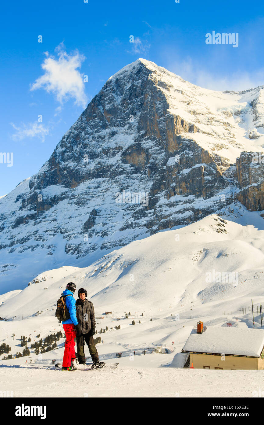 Les personnes atteintes de face nord de l'Eiger derrière en hiver. Kleine Scheidegg, Oberland Bernois, Suisse (Suisse) Banque D'Images