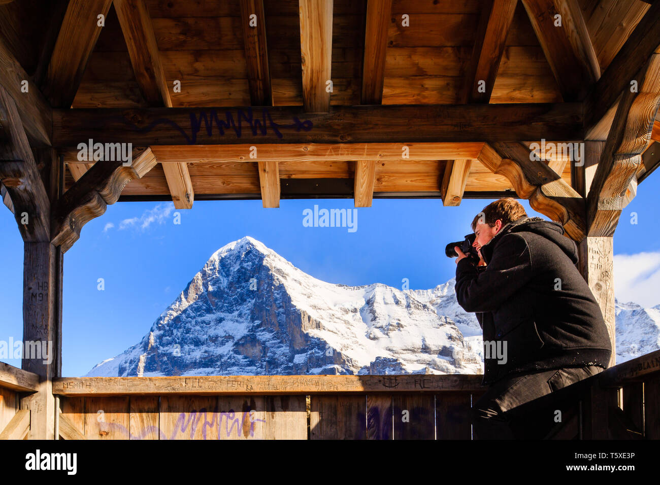 Man photographing face nord de l'Eiger, d'afficher un abri en hiver. Kleine Scheidegg, Oberland Bernois, Suisse (Suisse) Banque D'Images