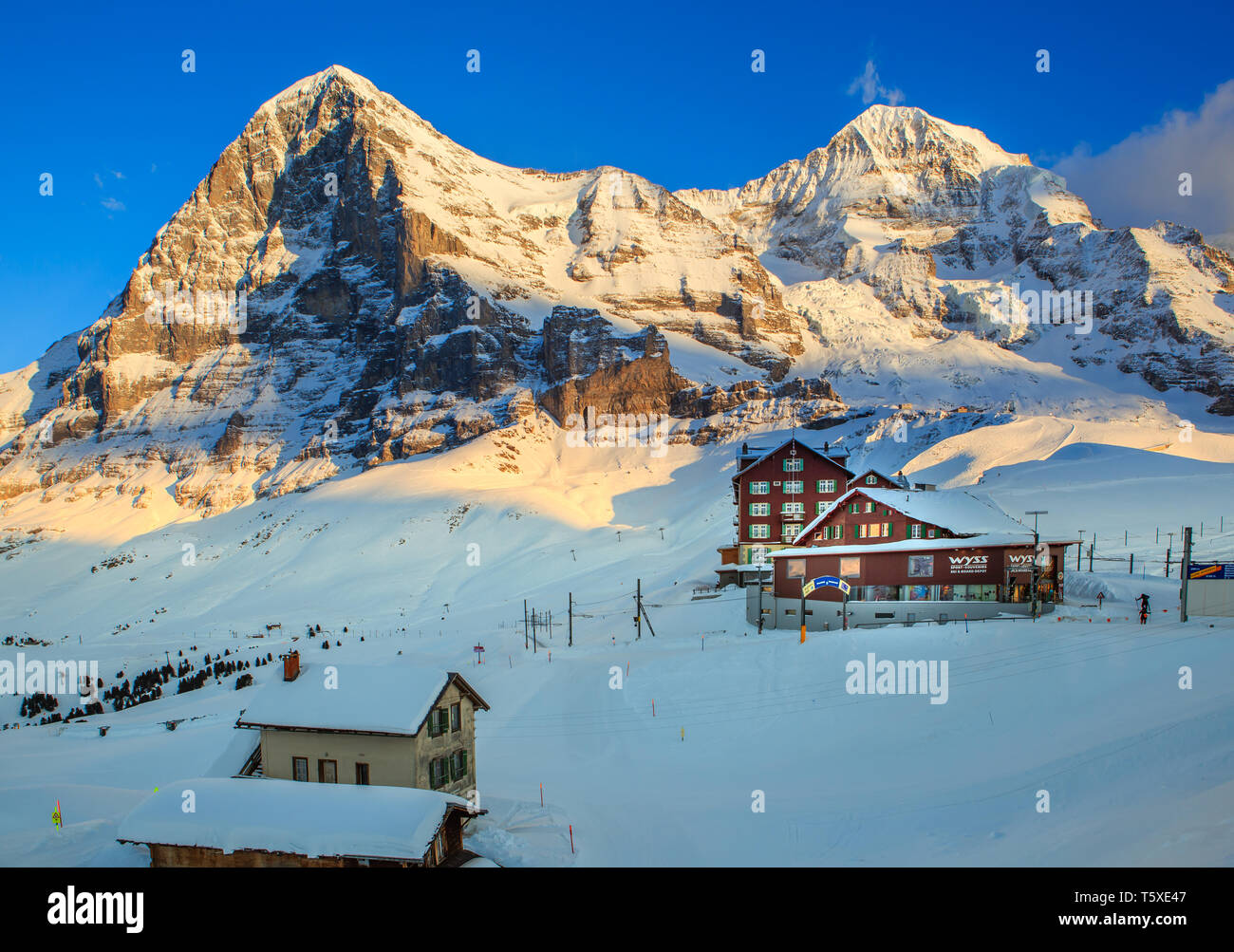 Chalets et hôtel avec face nord de l'Eiger et le Mönch montagnes derrière, en hiver. Kleine Scheidegg, Oberland Bernois, Suisse (Suisse) Banque D'Images