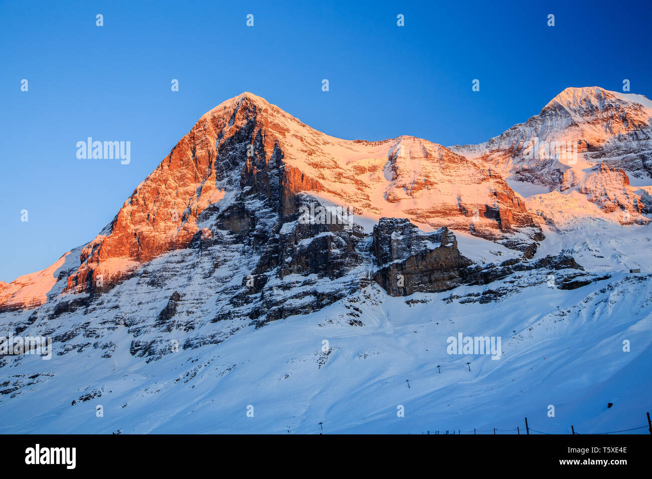 Alpenglow sur la face nord de l'Eiger en hiver. Kleine Scheidegg, Oberland Bernois, Suisse (Suisse) Banque D'Images