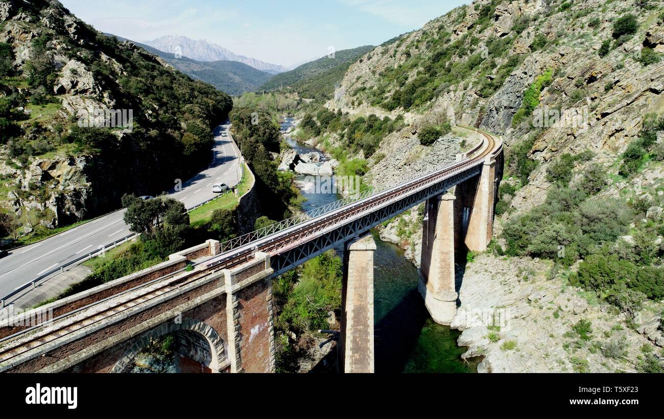 Viaduc Ferroviaire sur la rivière Golo à Ponte Novu, Corse, France Banque D'Images