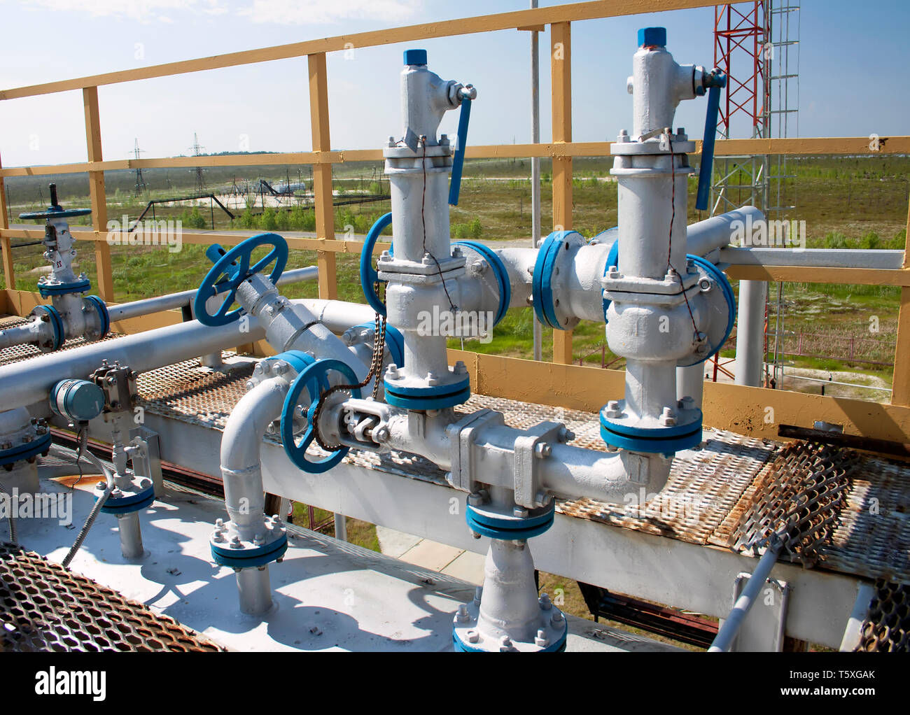 Le Groupe de régulation vannes de la production pétrolière sur le pétrole et le gaz de l'usine de raffinerie. L'industrie de l'huile Banque D'Images