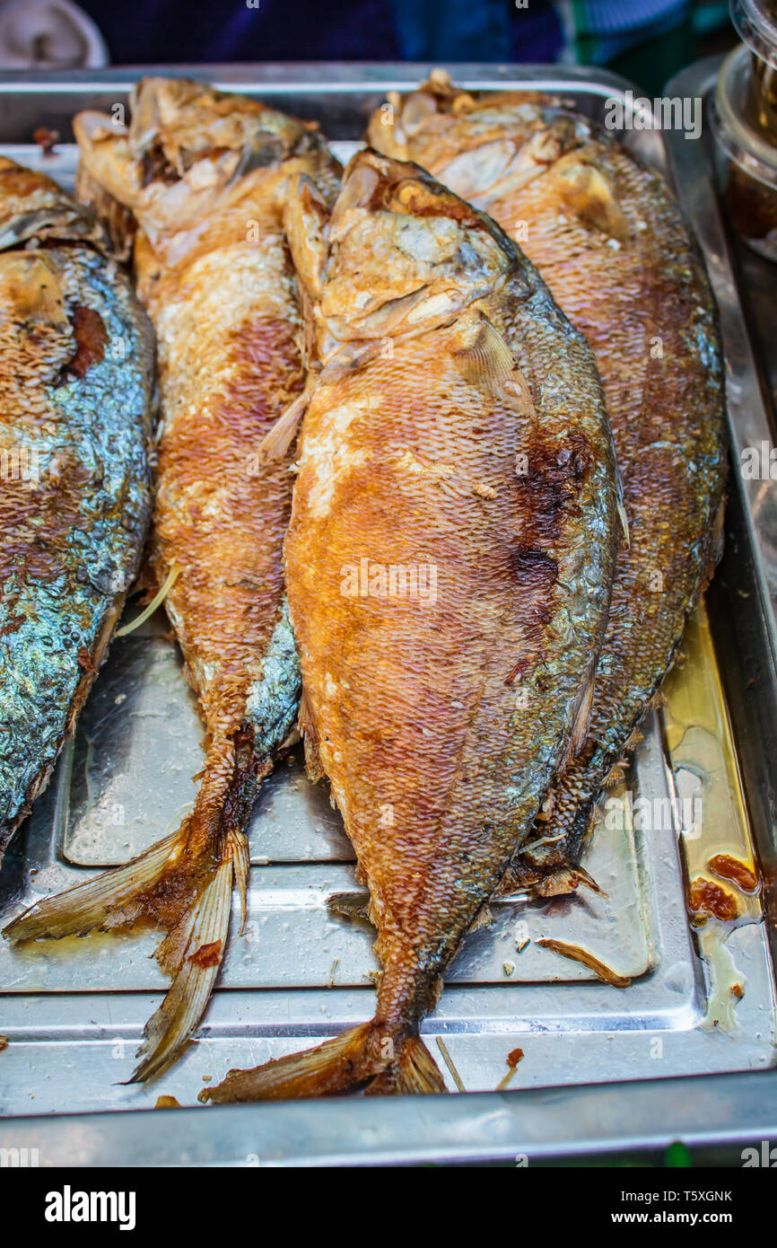 Le maquereau frit à la rue du marché en Thaïlande, la nourriture thaïe. Banque D'Images