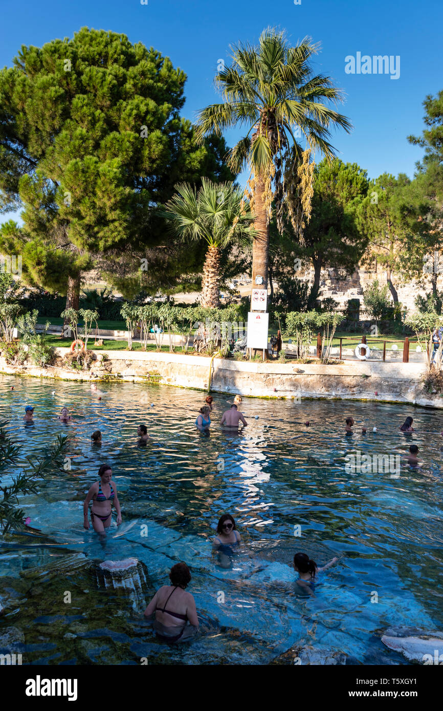 La Turquie, province de Denizli, Pamukkale, Hiérapolis Pamukkale Site archéologique (site UNESCO), ancienne piscine romaine utilisée comme un hot springs Banque D'Images