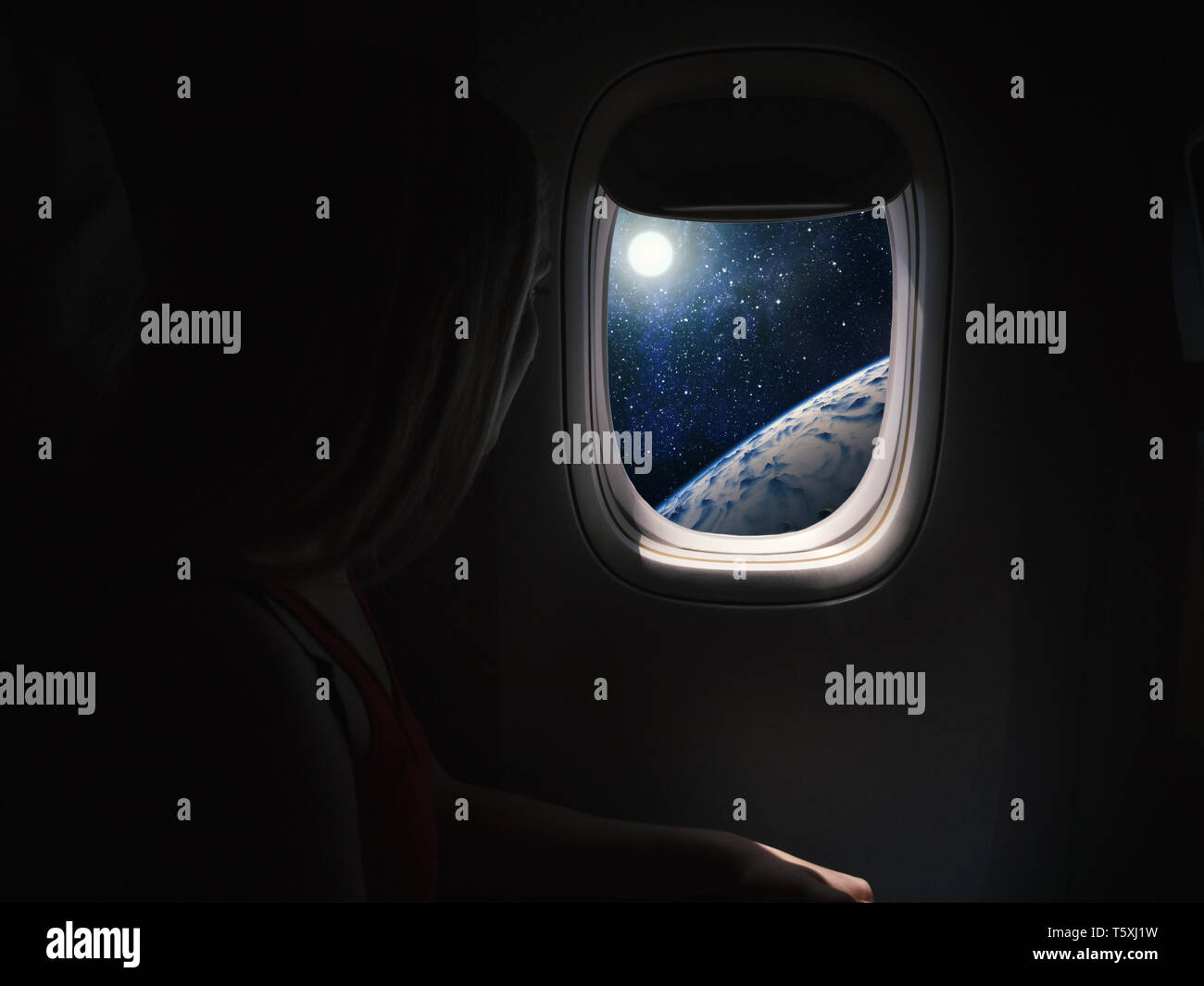 Femme en vaisseau spatial regarde par le hublot. Voyage aérien commercial concept. Banque D'Images