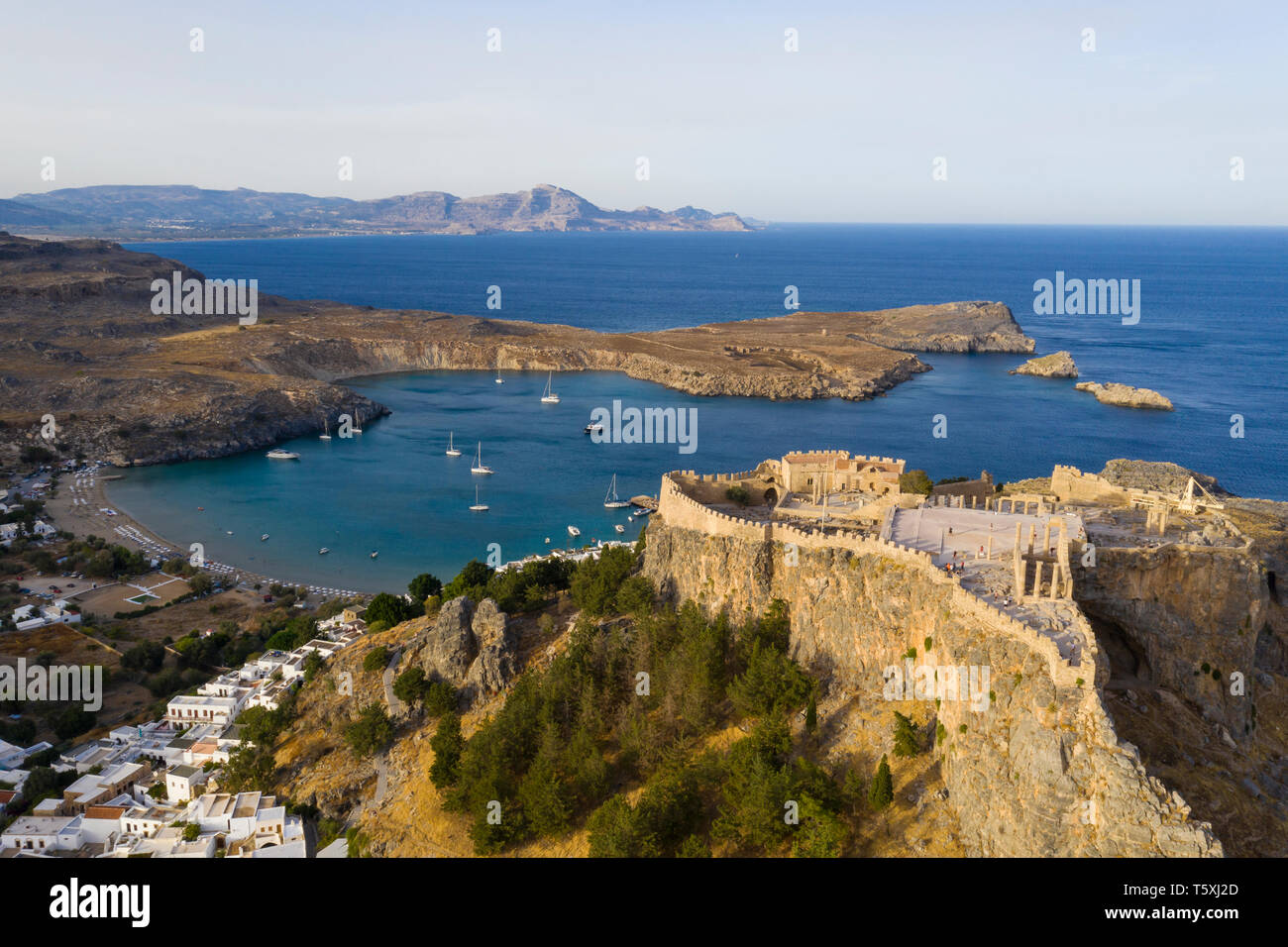 Grèce, Rhodes, Lindos Acropole et plage de Megali Paralia Banque D'Images