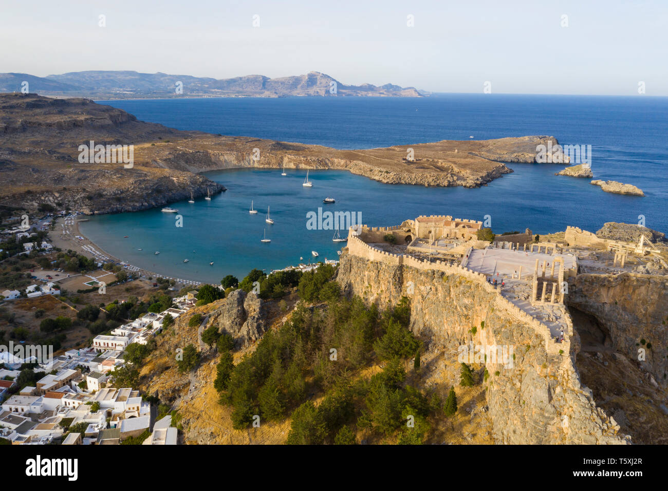 Grèce, Rhodes, Lindos Acropole et plage de Megali Paralia Banque D'Images